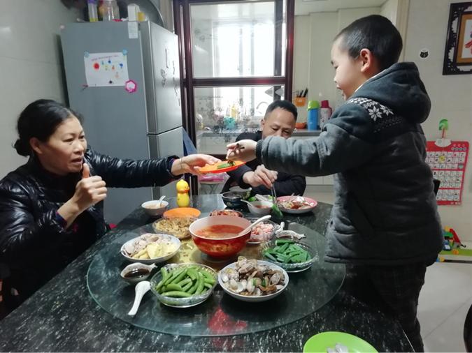 王宏硕家庭小三班爷爷奶奶,吃饭的时候要用公筷公勺哦,这样可以防止