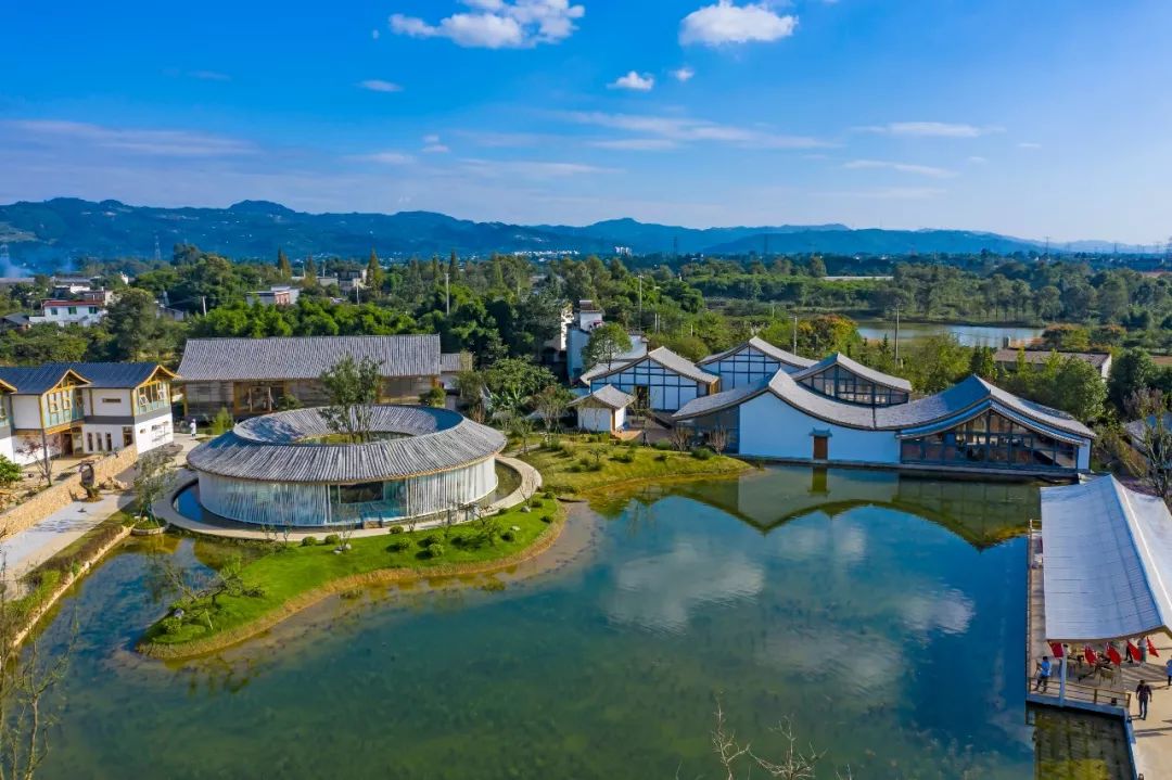 美学部落",隐于山林,藏于兴隆,环屏苍翠,藏风聚气,居天府新区鹿溪河畔