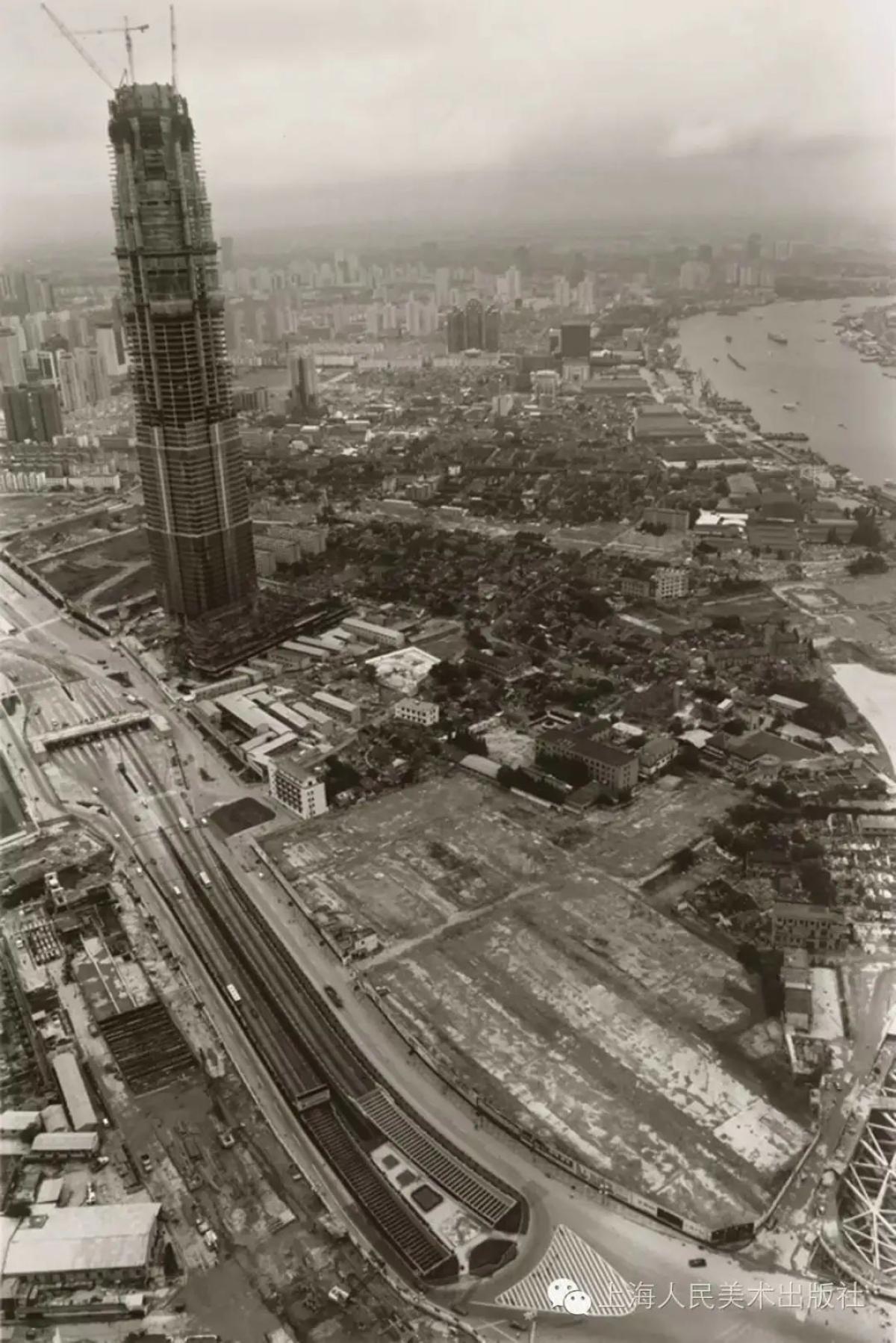 空间时讯浦东开发开放的历史见证一一摄影家吴建平与浦东人家画册