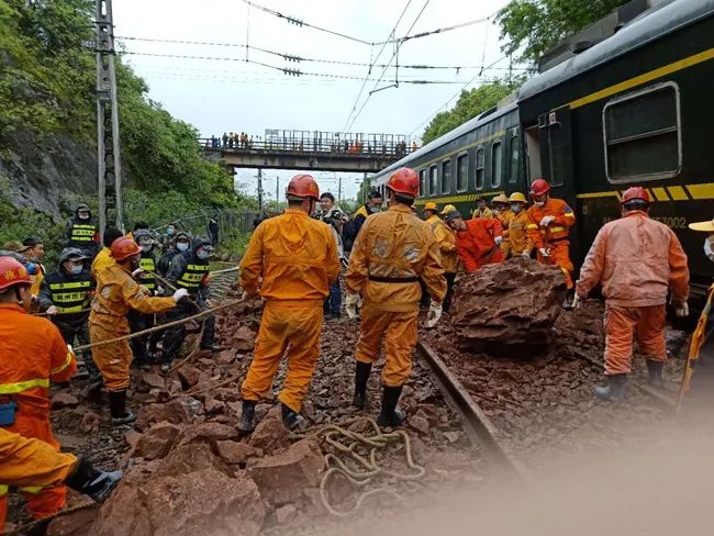 国家矿山应急救援郴州队迅速出动 参加湖南郴州t179次列车脱线救援
