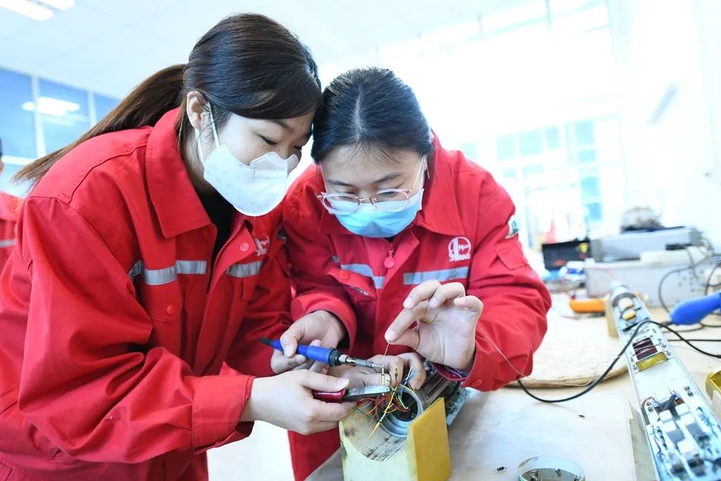 来自胜利石油工程公司渤海钻井的12名女工正在学习仪器维修,绘图解释