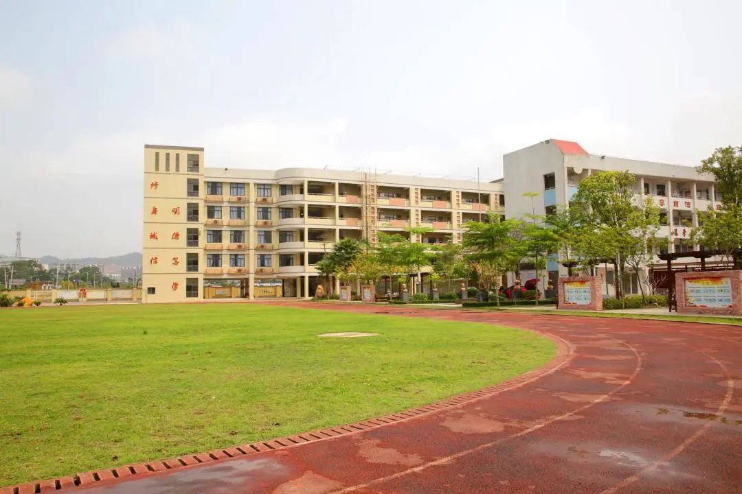 仲恺第二中学花儿草儿都着上最富生机的妆容正因为春天悄然无声的到来