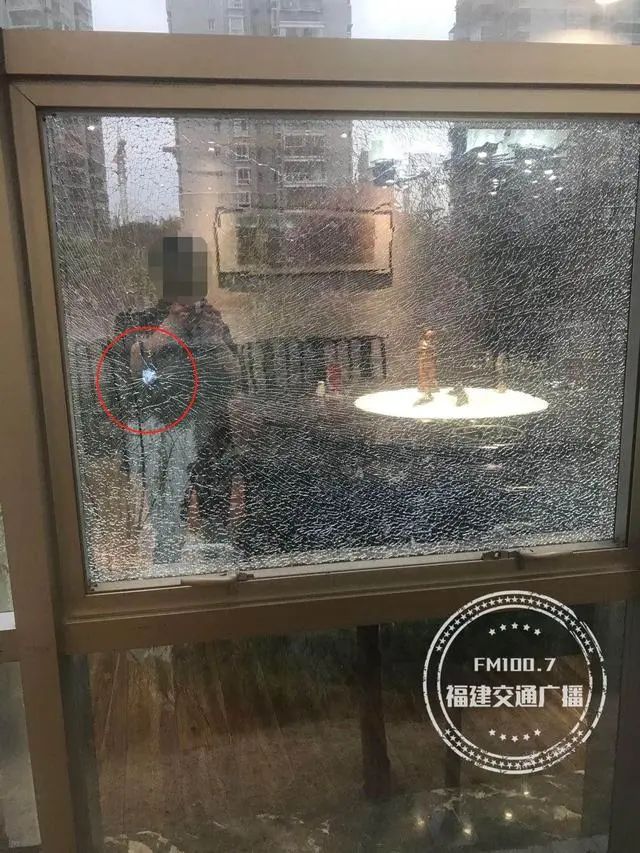 疑遭枪击福州一餐厅1厘米厚钢化玻璃被击穿事发时正营业