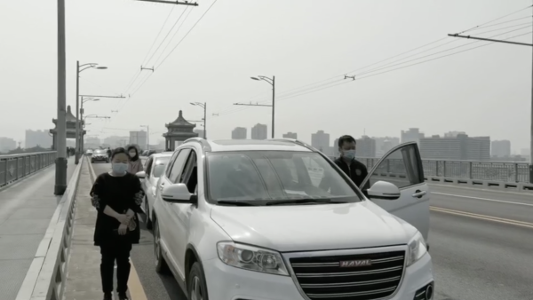 4日10时，武汉长江大桥车辆停车鸣笛默哀