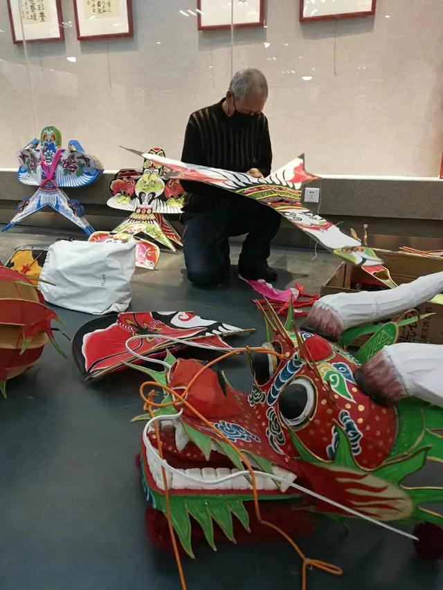 中国传统风筝展在烟台市莱山区开展展出传统手工风筝百余件