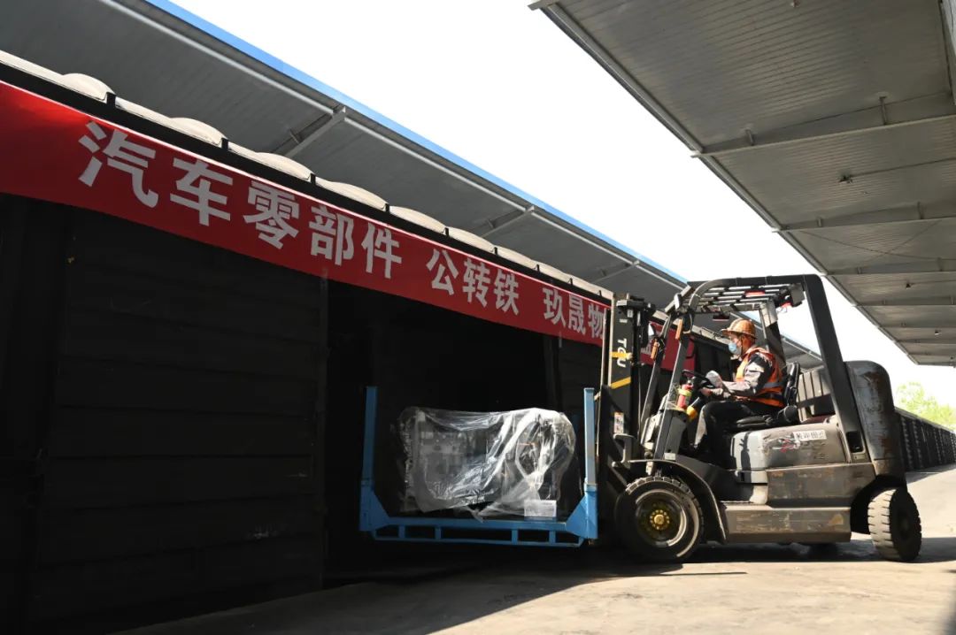 今天这趟汽车配件运输班列恢复常态化开行