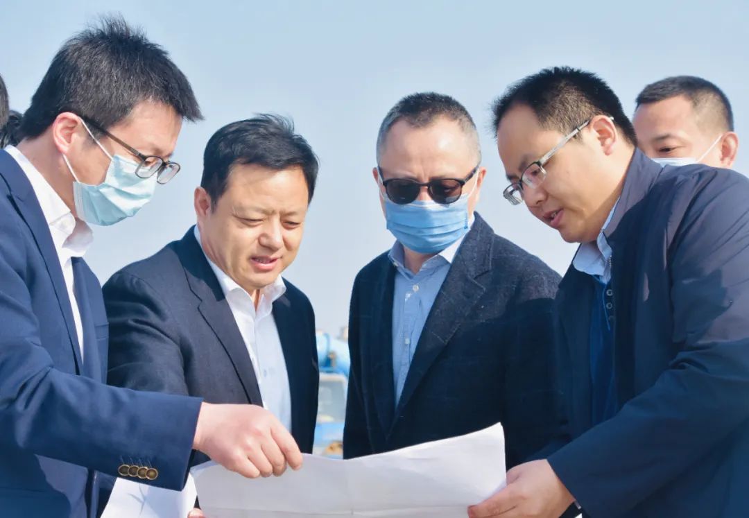 李雨浓一行先后深入凤鸣湖,体育馆,凤凰广场等地进行了实地查看,听取