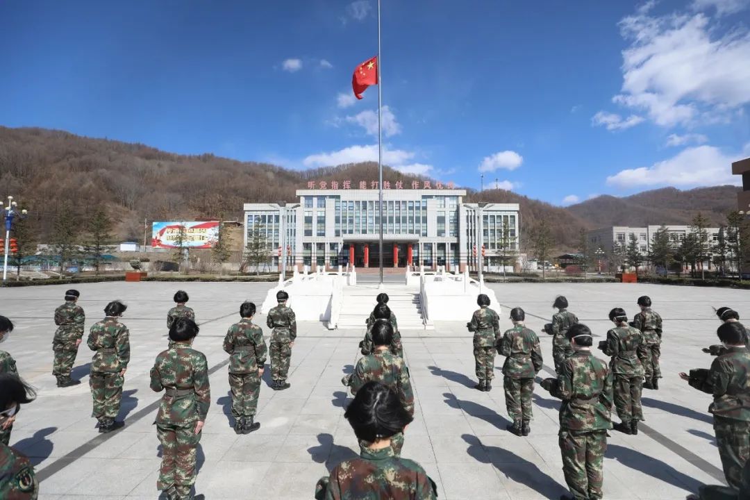 共同缅怀火箭军部队组织官兵集体默哀