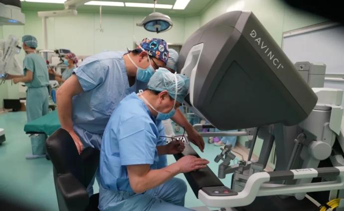“机器人”给小患者做手术，这和普通腹腔镜手术有什么不同？