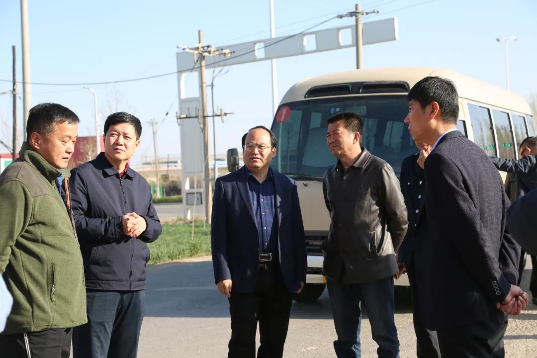 张立庄一行沿着旅发大会观摩路线边走边看,认真听取相关负责人的工作