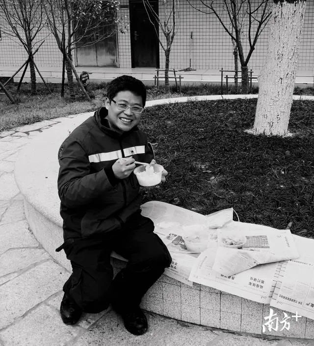生前“战友”缅怀王烁:他不曾远离,微笑永留人间_澎湃号·政务_澎湃新闻-The Paper