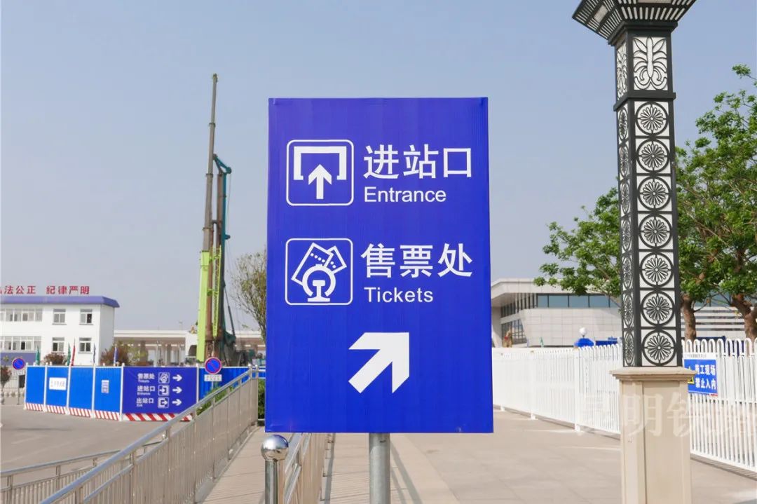 下车后请按照指示牌方向走在站前广场左侧停靠下车乘坐公交车,出租车