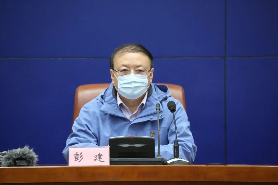 山东省第十一批援鄂医疗队领队彭建我把队员们一个