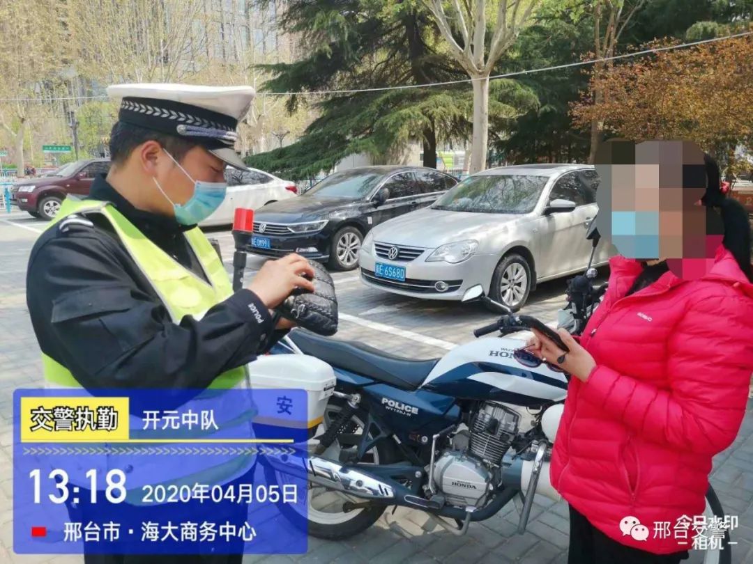 交警执勤捡钱包归还失主赢称赞