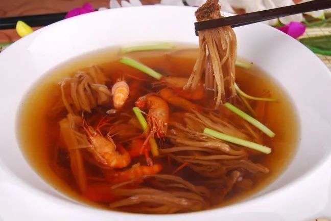 从钵头里抓一把干菜埠头放汤,撒上少许河虾,再放点鞭笋埠头,顿时香味