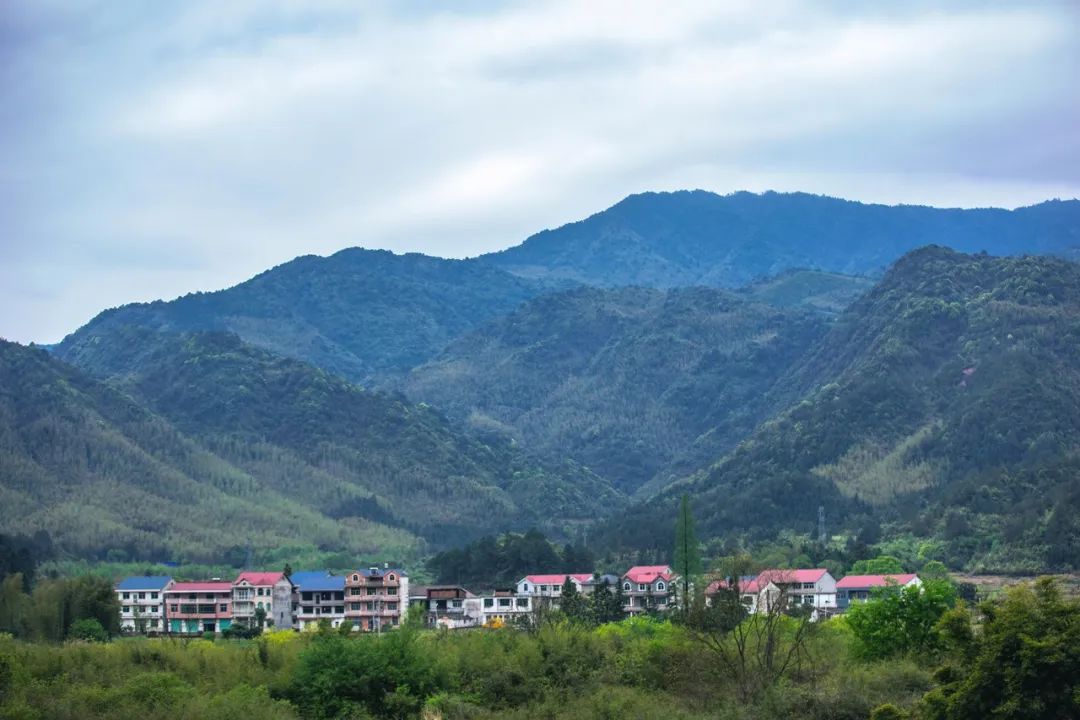 漕源瀑布群位于贵溪南部山区耳口乡境内风景秀丽的泸溪河畔,距鹰潭