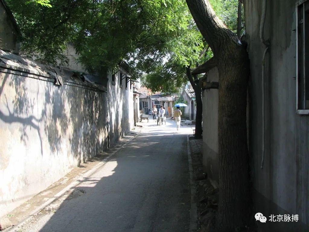 北起帽儿胡同,南止地安门东大街,东与雨儿胡同,福祥有同相通,西与拐捧