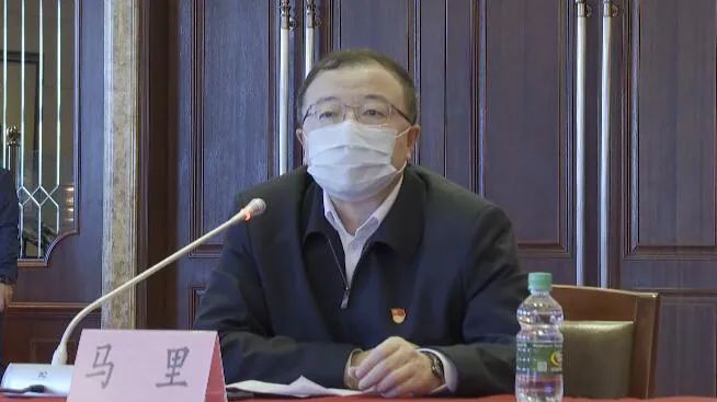 出席座谈会并讲话,市委副书记,市长李世峰主持座谈会,市领导张崇义