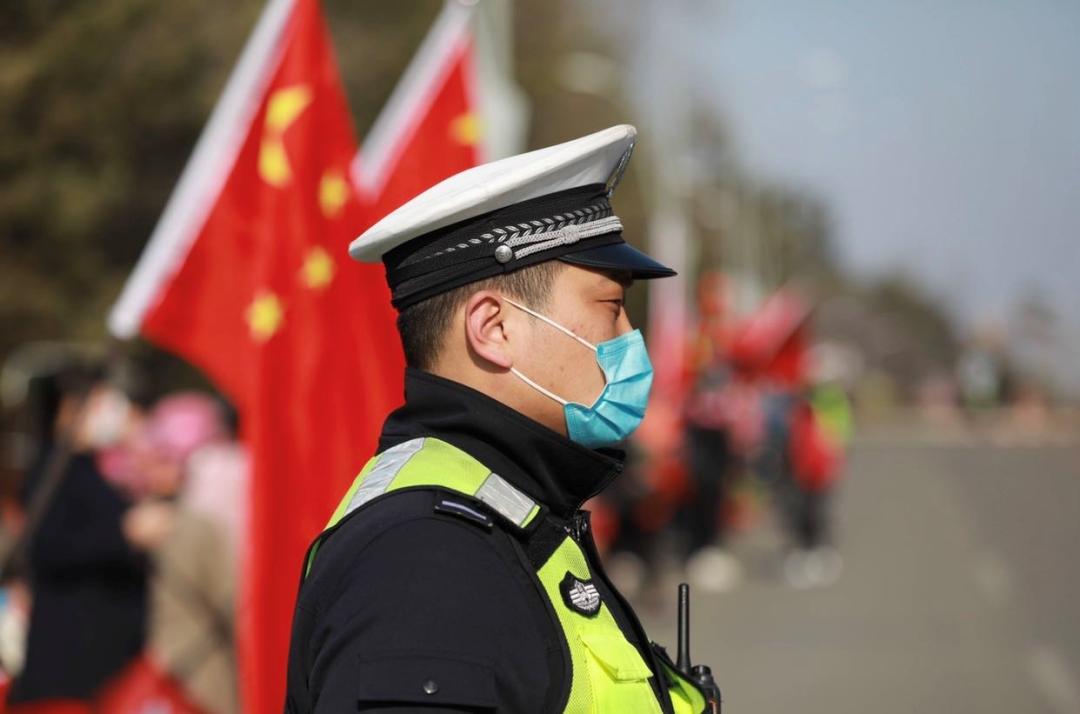 敬礼长白山公安倾情护航白衣战士凯旋