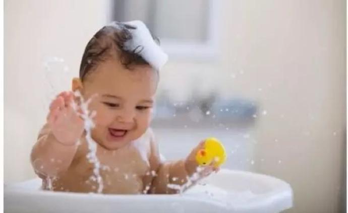 洗澡时，宝宝耳朵进水用棉签清理？洗澡误区，你中了几个？