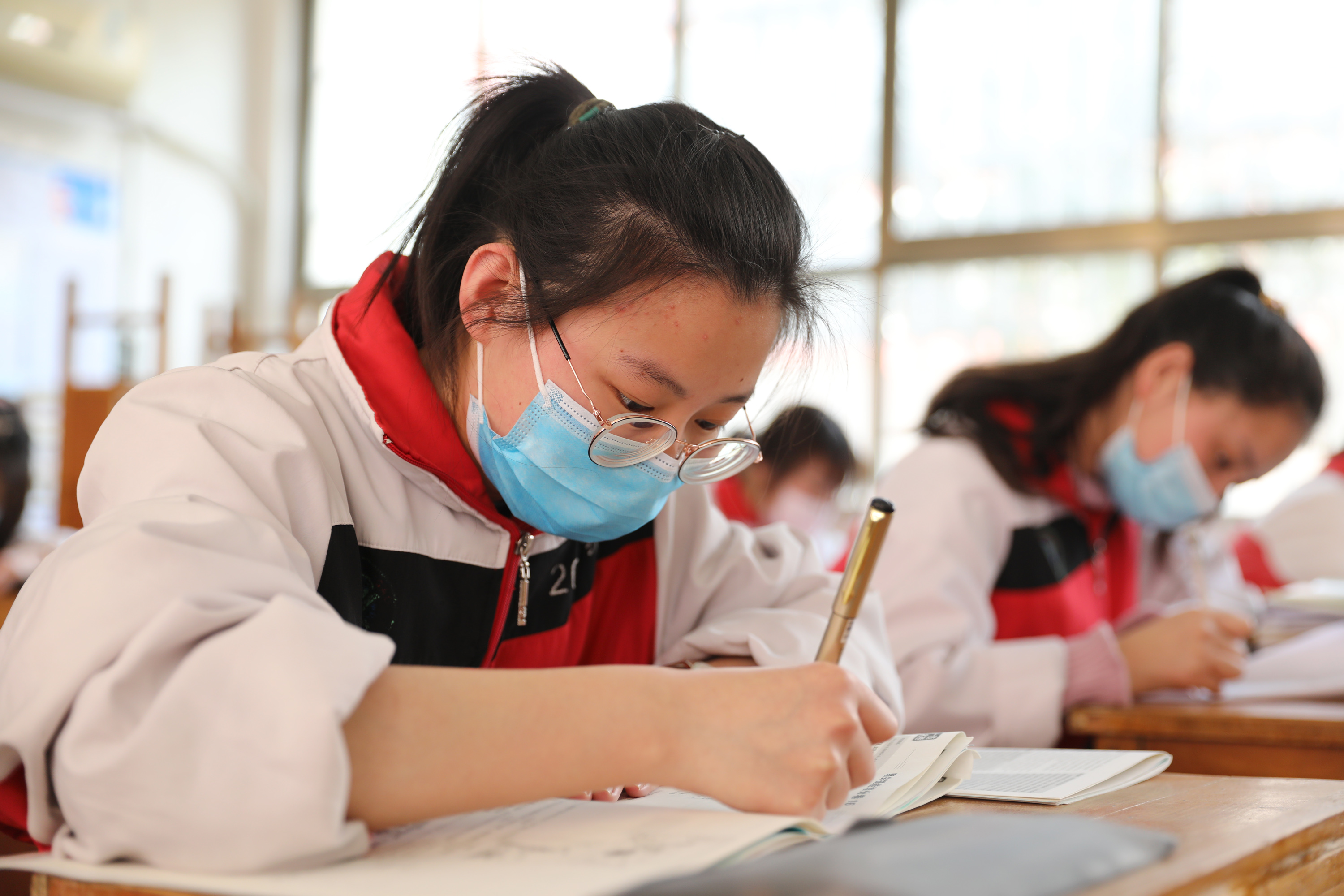 4月7日,河南省温县一中高三年级学生在教室里学习.