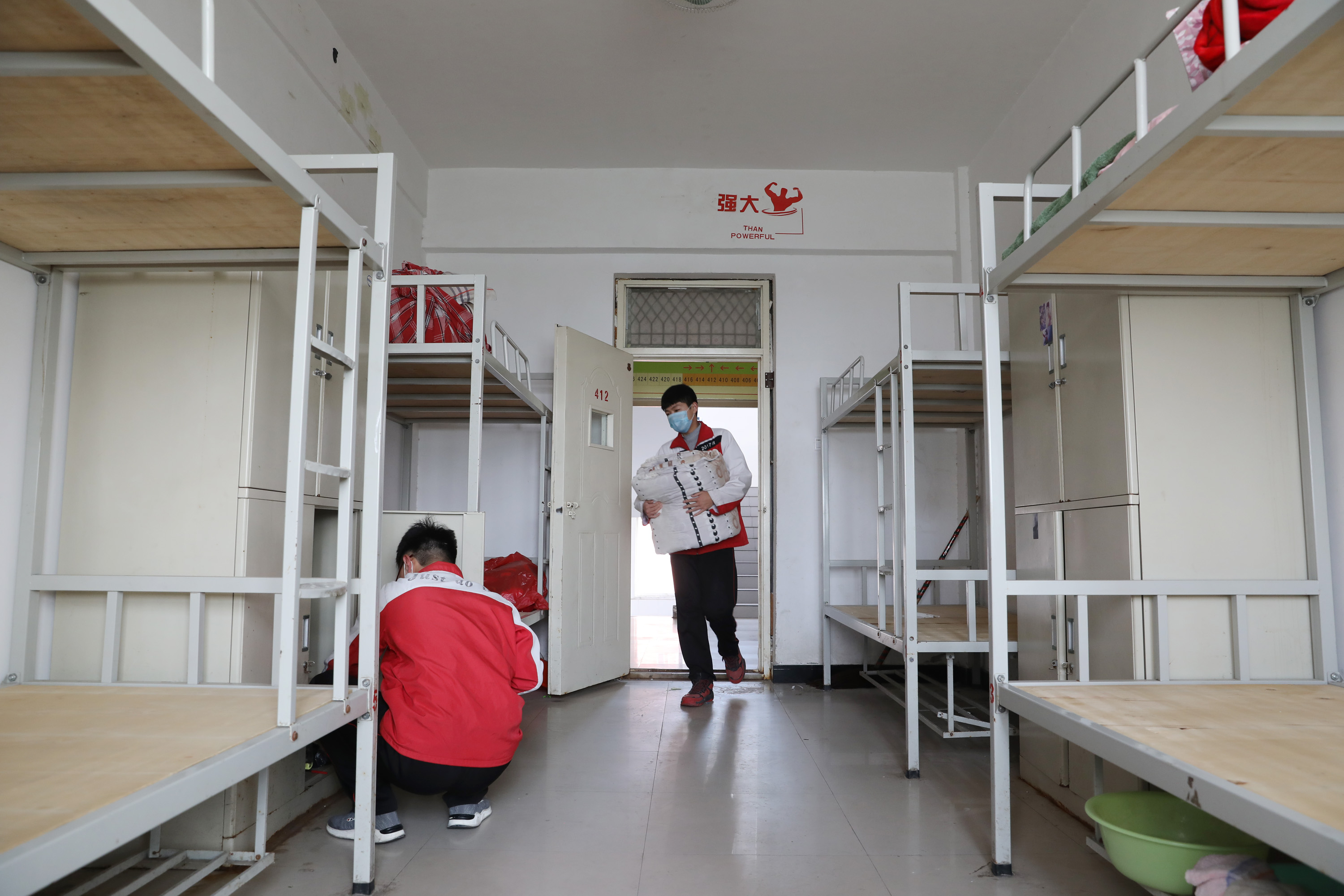 4月7日,河南省温县一中高三年级学生在寝室整理生活用品.