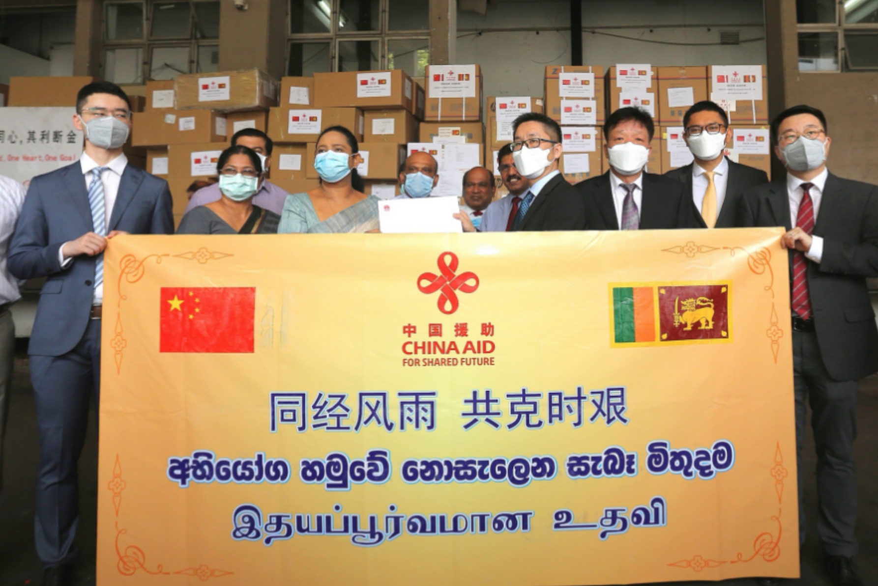 4月1日上午,驻斯里兰卡使馆临时代办胡炜拜会斯总理马欣达,当面转交了