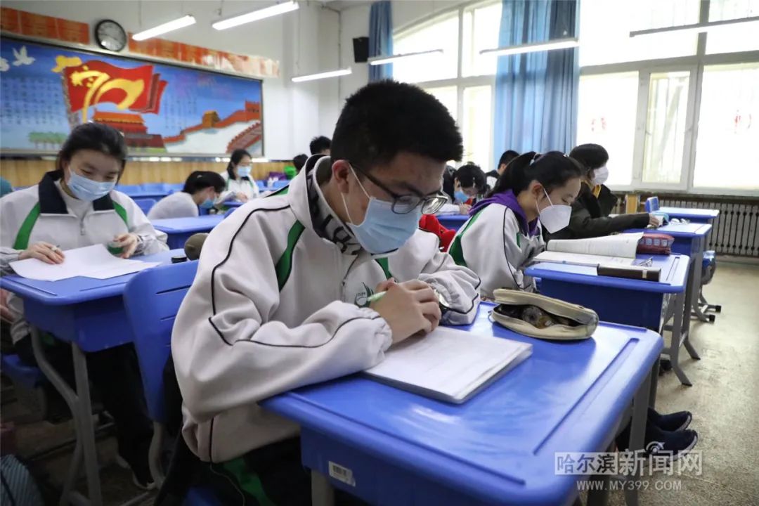哈尔滨高三学年复学首日,清晨校门前秩序井然