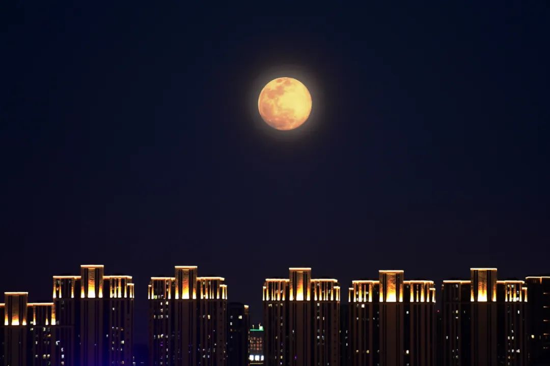 余叔叔讲科普24年度最大的超级月亮上线它超级在哪里科学的解释来了