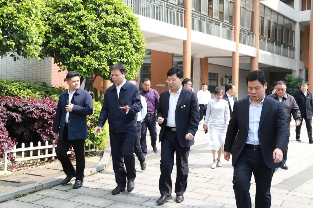 当天,岳麓区委书记周志凯率队前往长沙市一中岳麓实验中学,西雅中学