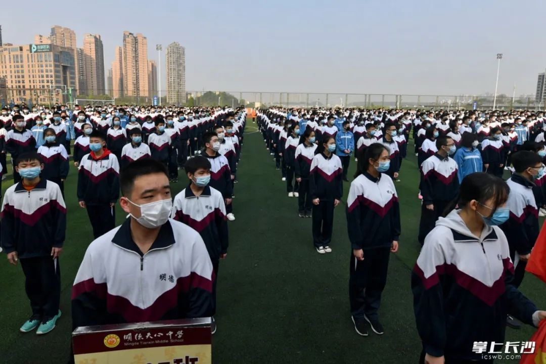 明德中学班主任监测每一个进入班级的学生.