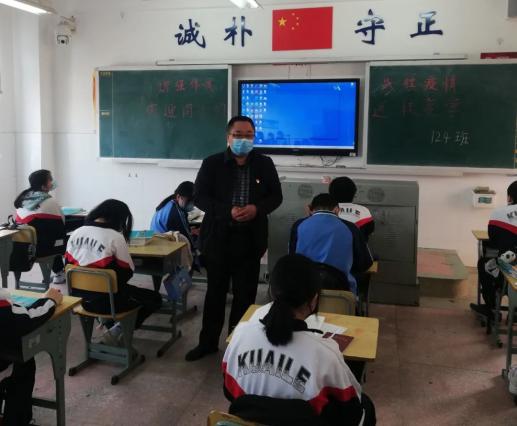 明德中学开学第一课上校长杨智勇以"文化自信植于心,一览众山终可待