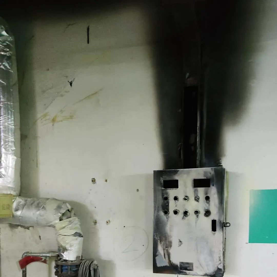 呼和浩特一小区地下车库电动汽车充电时配电箱着火