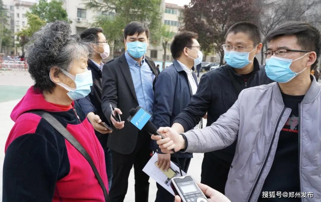 记者在绿云小区采访