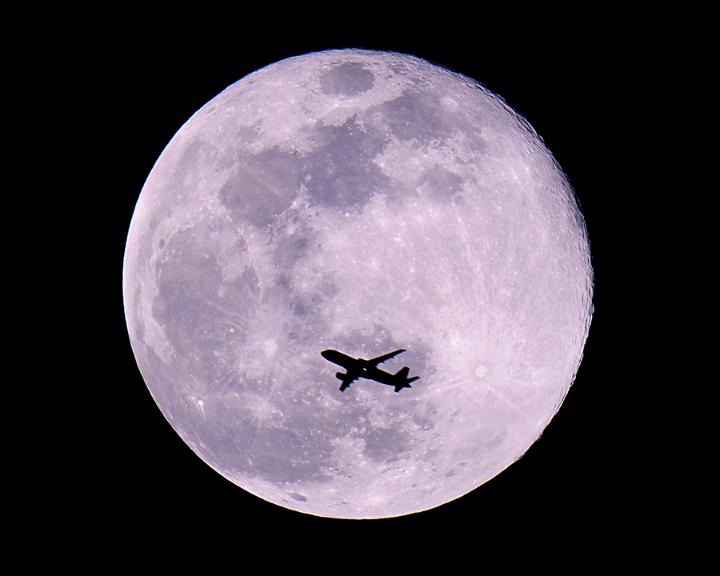 飞机起飞月亮图片