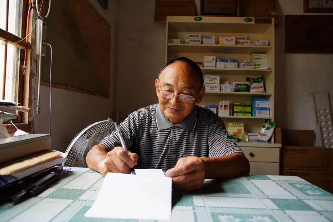 是全县荣誉最高的赤脚医生,受到国家的表彰,被授予"全国优秀乡村医生"