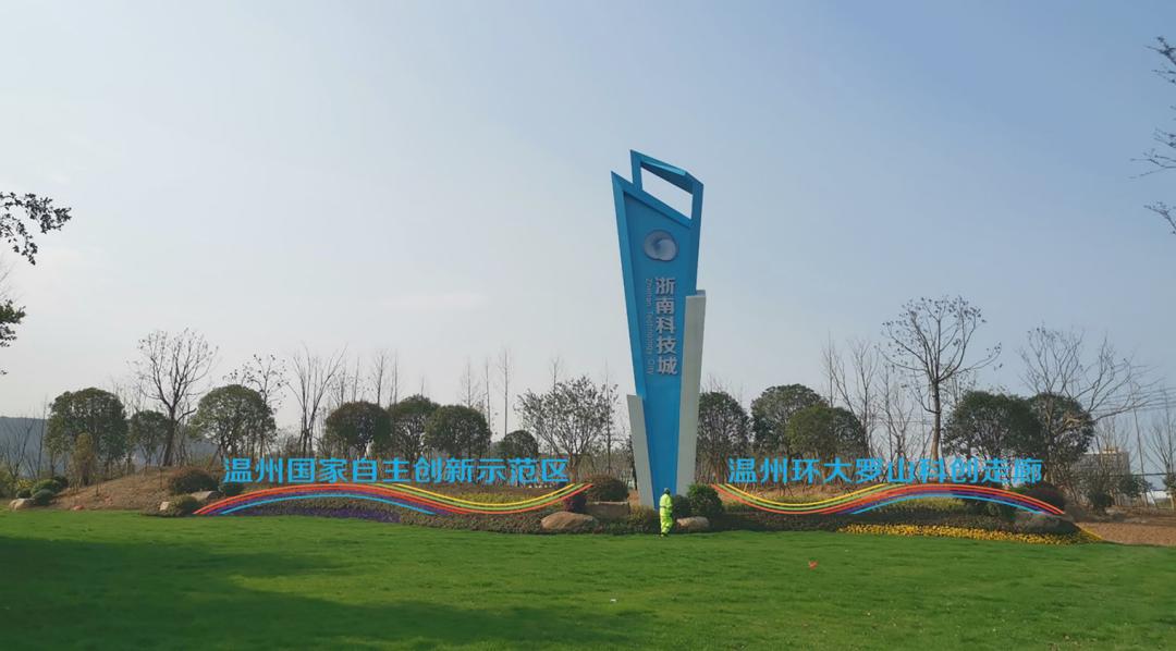 蓝浦路,罗梅大道,梧慈路,凤南路,后2条是南湖科创小镇区块里边的路)