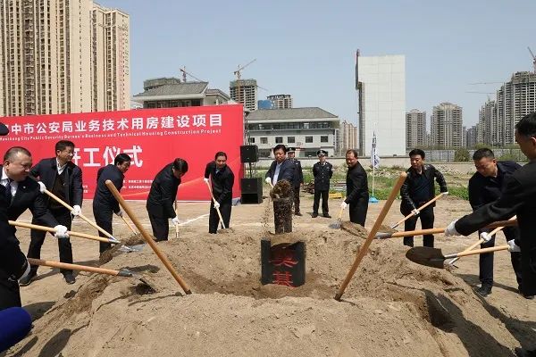 方紅衛,李諝,王松柏等領導同志在市級有關單位領導的陪同下在施工現場