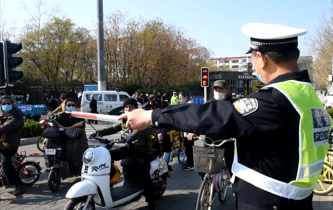 发朋友圈曝光自己保定交警执法出五选一套餐