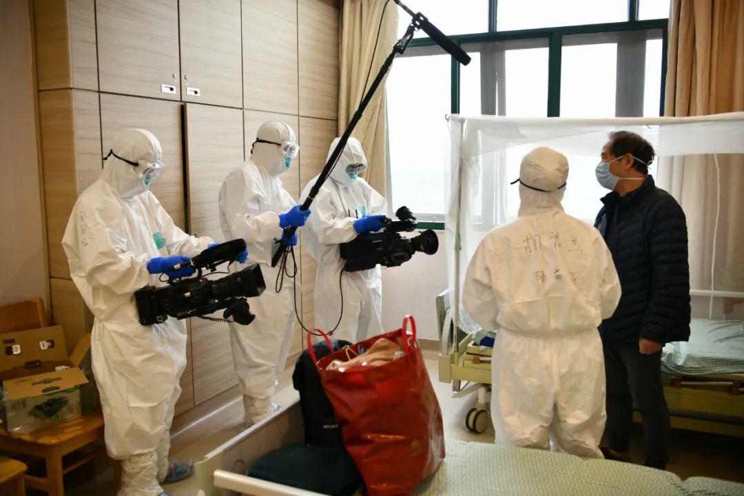 ▲2020年3月17日，马志丹工作室摄制组进入广州市第八人民医院3号楼隔离病房拍摄