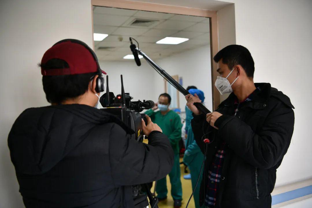 ▲马志丹工作室 在广州市第八人民医院ICU病区办公室拍摄医护人员早上交班