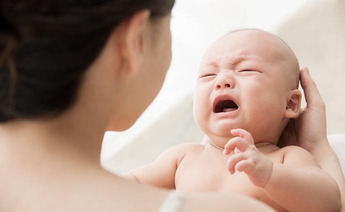 挤乳头致女婴乳房缺失，错误“育儿经”坑了多少娃？