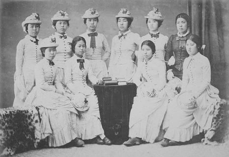 图像史：从和服到洋装，看19世纪末日本女学生制服文化