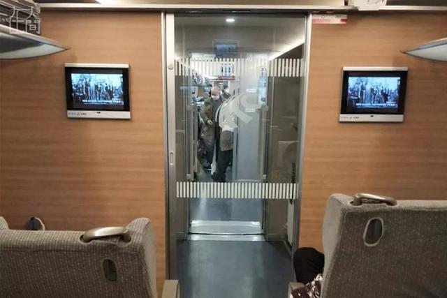 &nbsp;高铁上,每个车厢之间门是关上的,不允许互相走动.