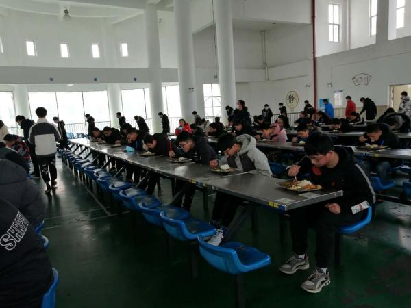 图为亭湖区学生在食堂就餐场景