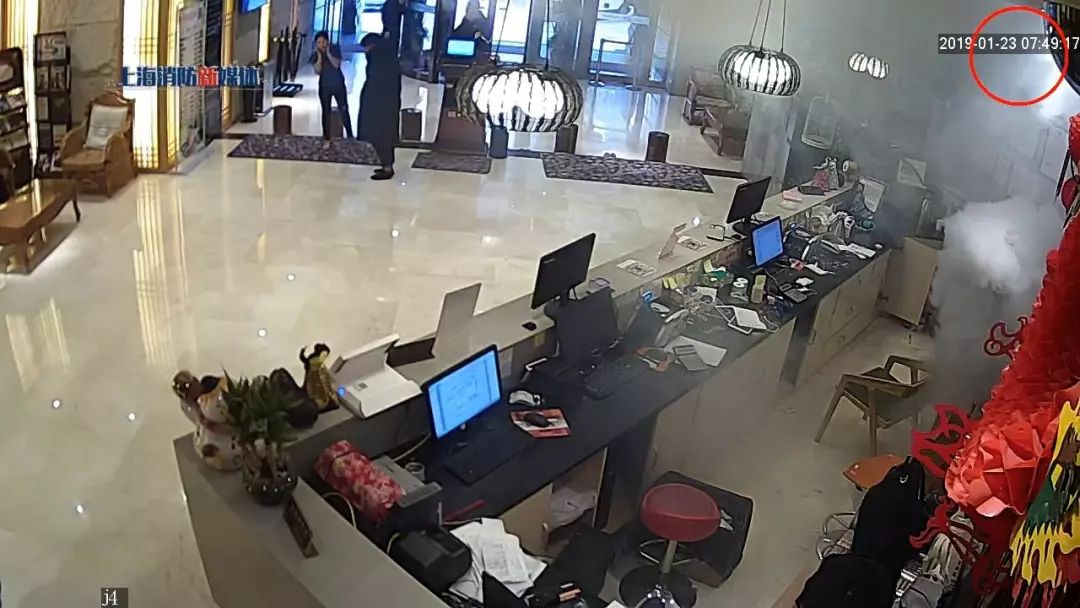 家中监控拍到的20秒,隔着屏幕都吓了一跳