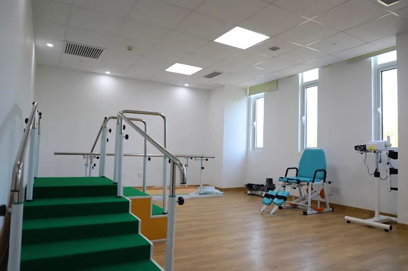 康复室医疗团队▲已经就位的医生▲护士站合作医院配备了专业的医护