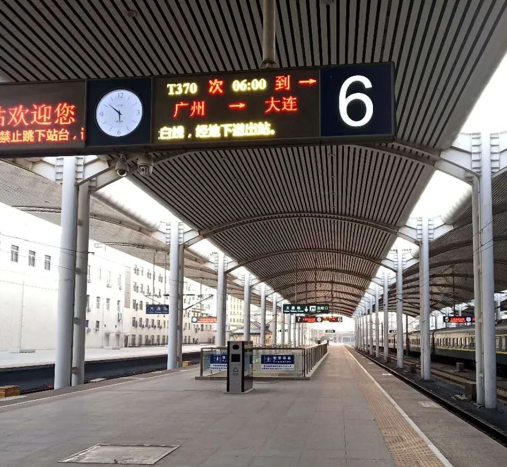 武汉大连列车进站