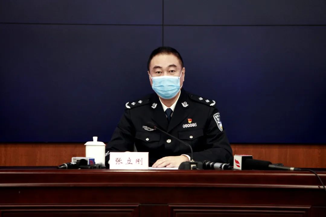 首先,请省公安厅副厅长张立刚向社会发布《关于依法严厉打击涉医违法