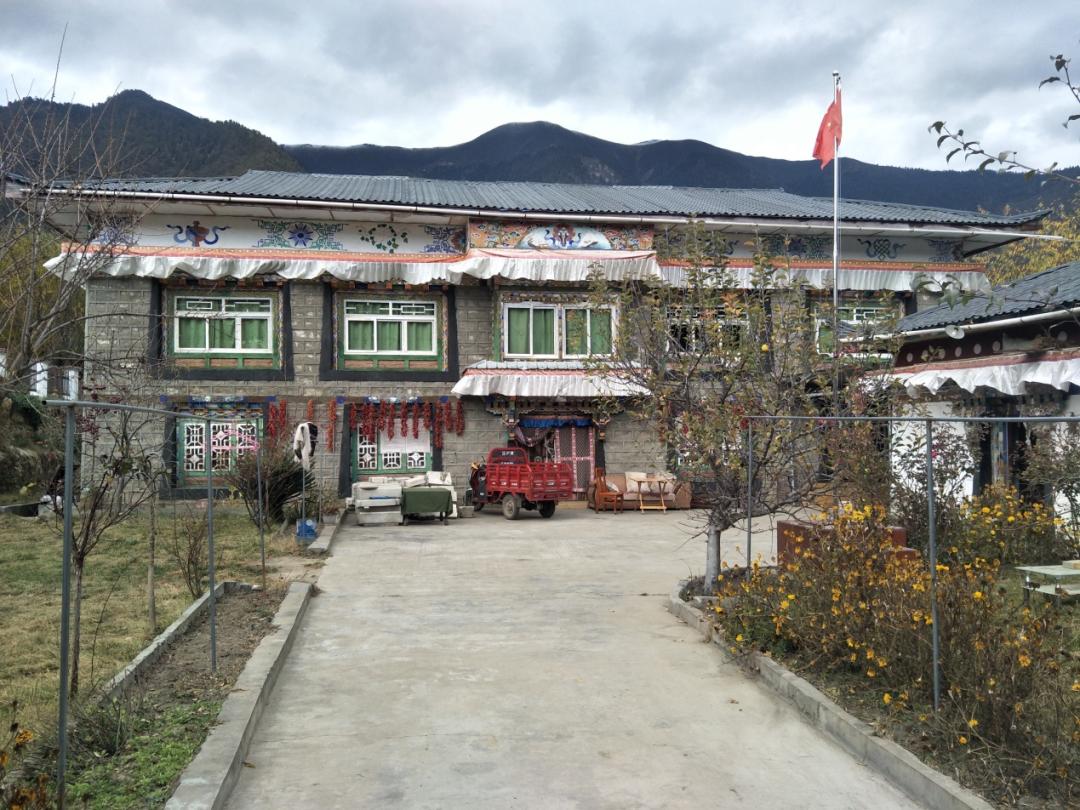 记者来到林芝市巴宜区米瑞乡色果拉村时,放眼望去,道路两旁的房子错落